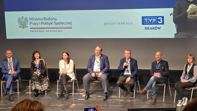 JAK PODRÓŻOWAĆ BEZ BARIER — II FORUM „DOSTĘPNOŚĆ W TRANSPORCIE” Z KRAKÓW AIRPORT